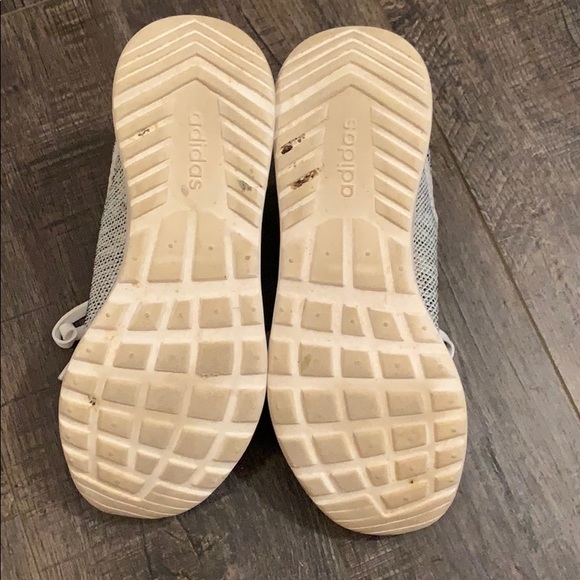 Gently used adidas tennis shoes. - Picture 3 of 4